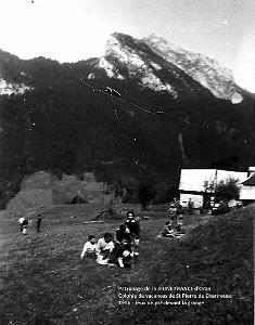 1956 jeux de pre devant grange